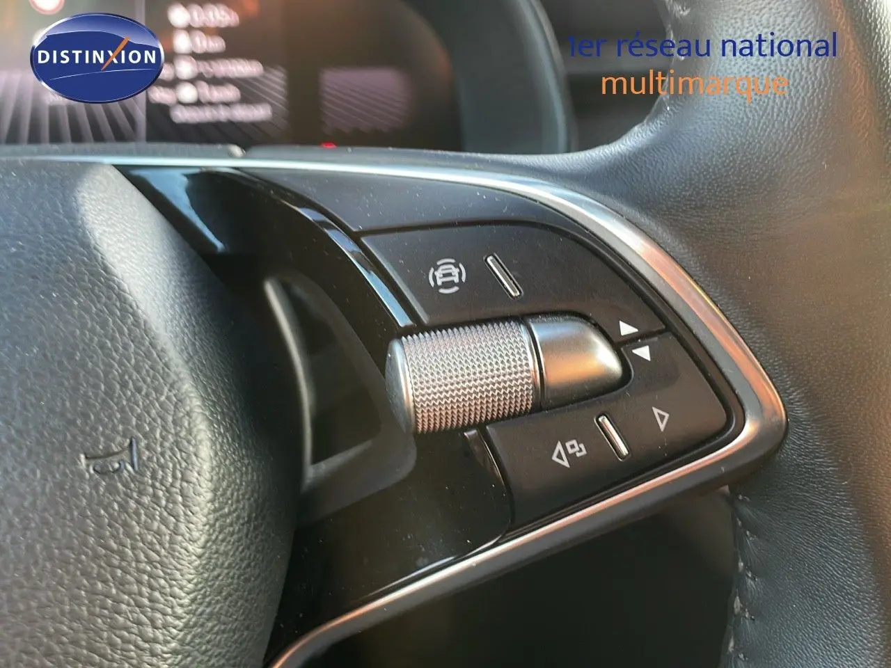 Gros plan sur les commandes multifonctions du volant en cuir noir du Skoda Kamiq gris graphite 2024.