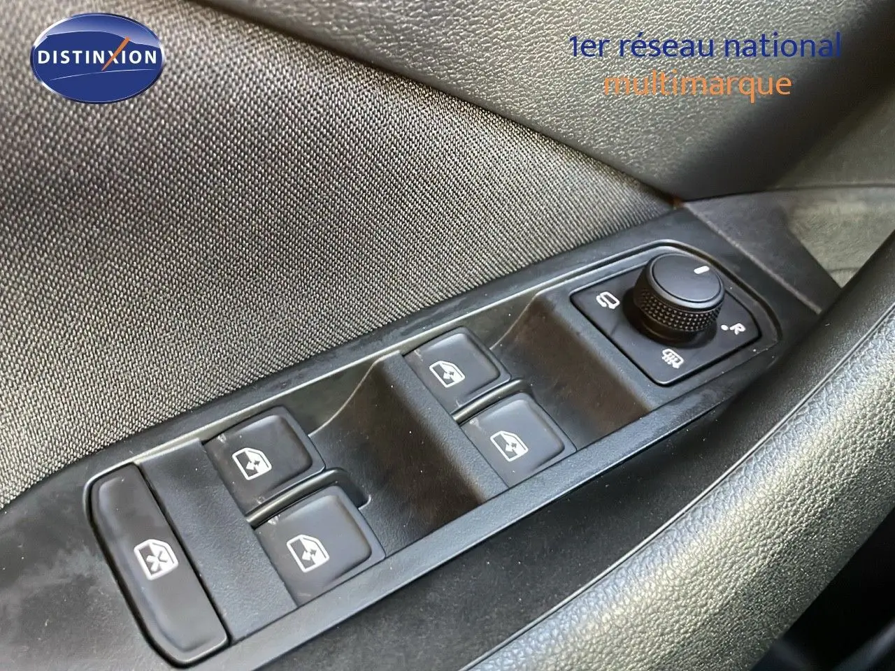 Gros plan sur les commandes des vitres électriques côté conducteur d'une Skoda Kamiq gris graphite 2024.