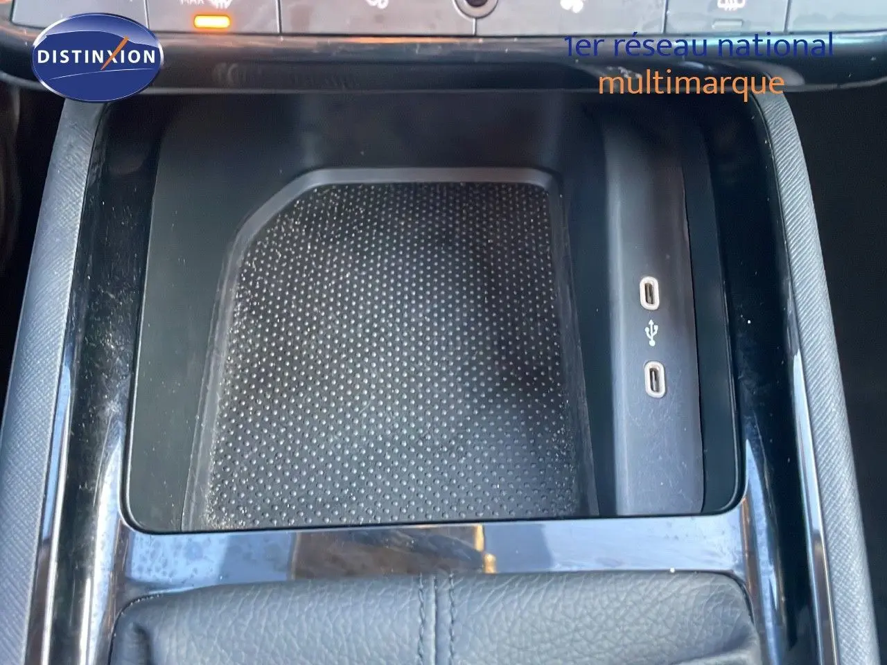 Gros plan sur la console centrale noire du Skoda Kamiq 2024, avec ports USB et surface antidérapante.