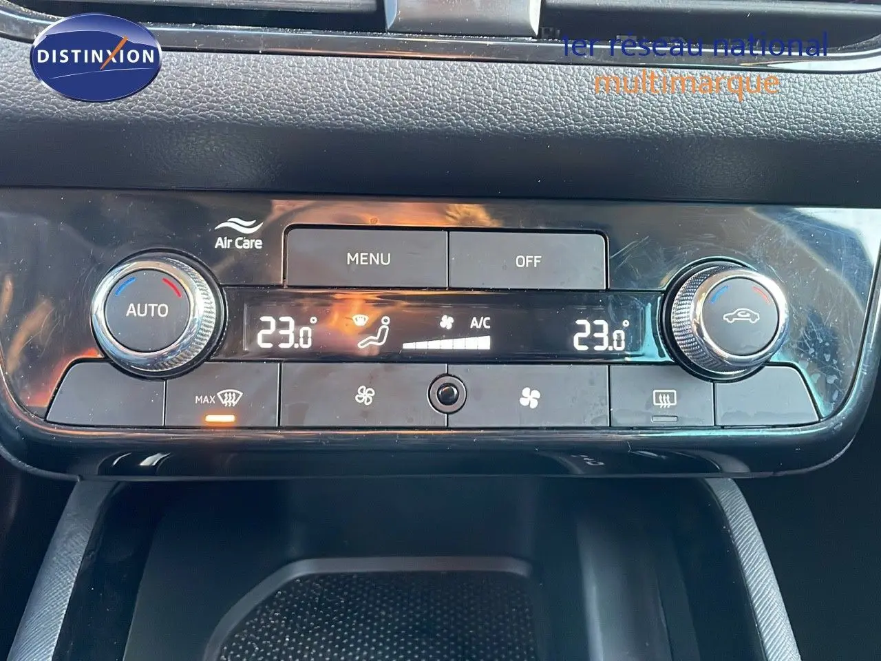 Panneau de commande de la climatisation automatique du Skoda Kamiq gris graphite, affichant 23°C des deux côtés.