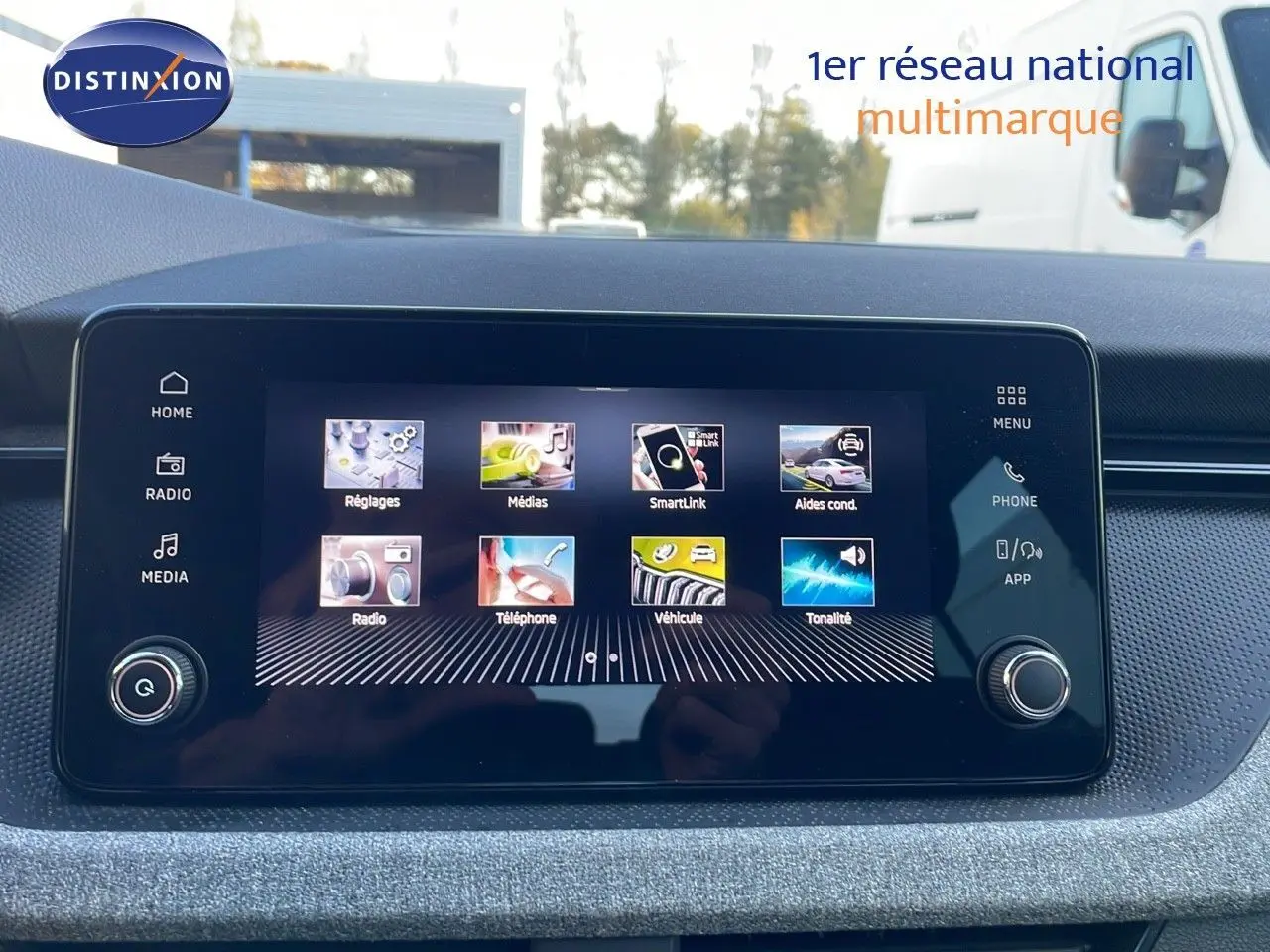 Écran tactile central du Skoda Kamiq 2024 affichant le menu principal avec options multimédia et réglages.