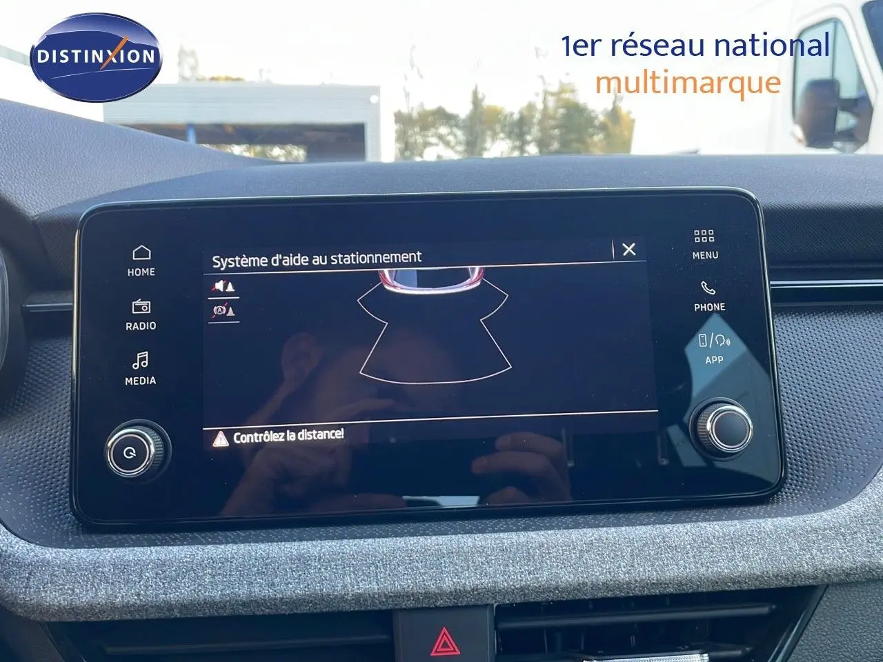 Écran tactile du système d'aide au stationnement dans l'habitacle du Skoda Kamiq gris graphite, vue frontale rapprochée.