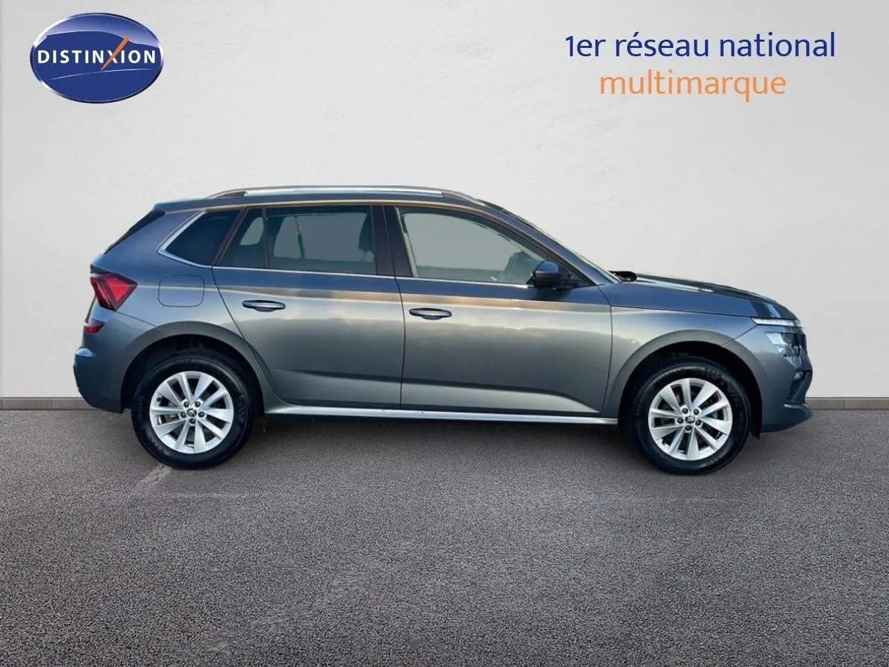 Profil côté gauche d'un Skoda Kamiq gris graphite métal 2024, compact et élégant avec jantes alliage 16 pouces.