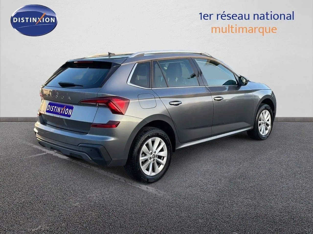 Vue 3/4 arrière droite d'un Skoda Kamiq gris graphite métal 2024 avec jantes alliage et toit ouvrant.
