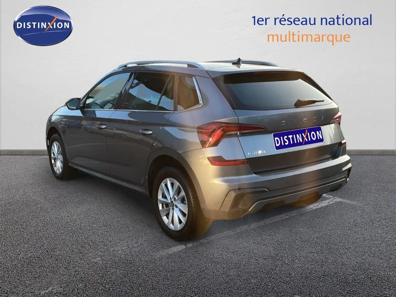 Vue 3/4 arrière droite d'un Skoda Kamiq gris graphite métal 2024 avec feux LED et jantes alliage 16 pouces.