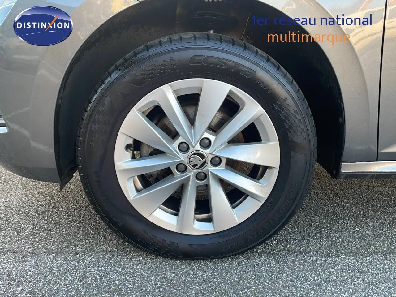 Gros plan sur la roue avant gauche gris graphite métal du Skoda Kamiq 2024 avec jante alliage 16 pouces.