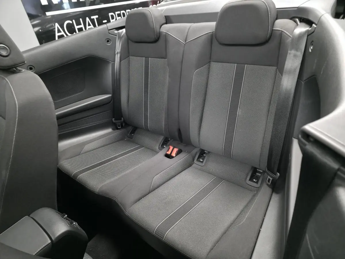Vue rapprochée de la banquette arrière tissu noire du Volkswagen T-Roc 2024 avec ceintures de sécurité visibles.