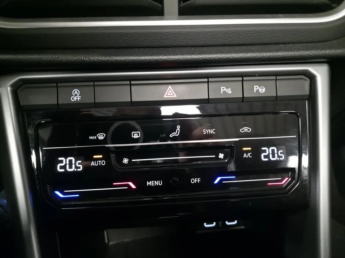 Panneau de commande de climatisation bi-zone digital du Volkswagen T-Roc 2024, avec affichage température à 20,5°C.