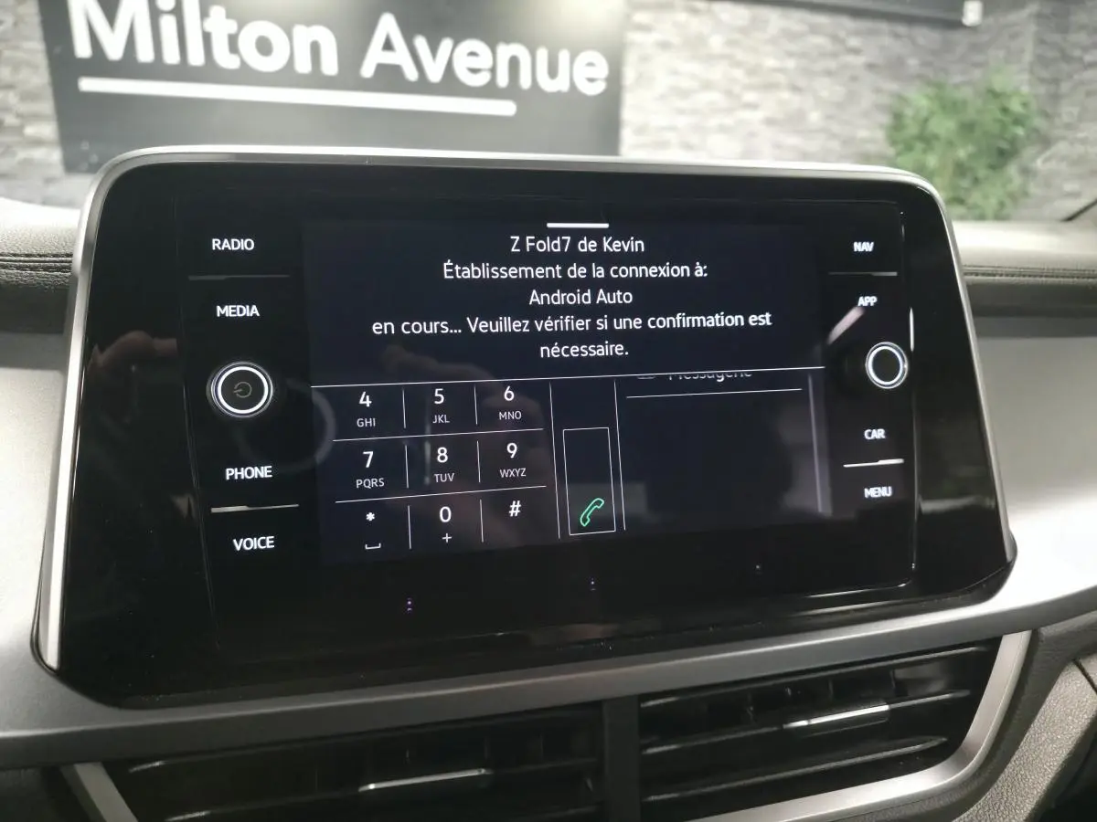 Écran tactile central du Volkswagen T-Roc 2024 affichant la connexion Android Auto en cours, intérieur gris et noir.