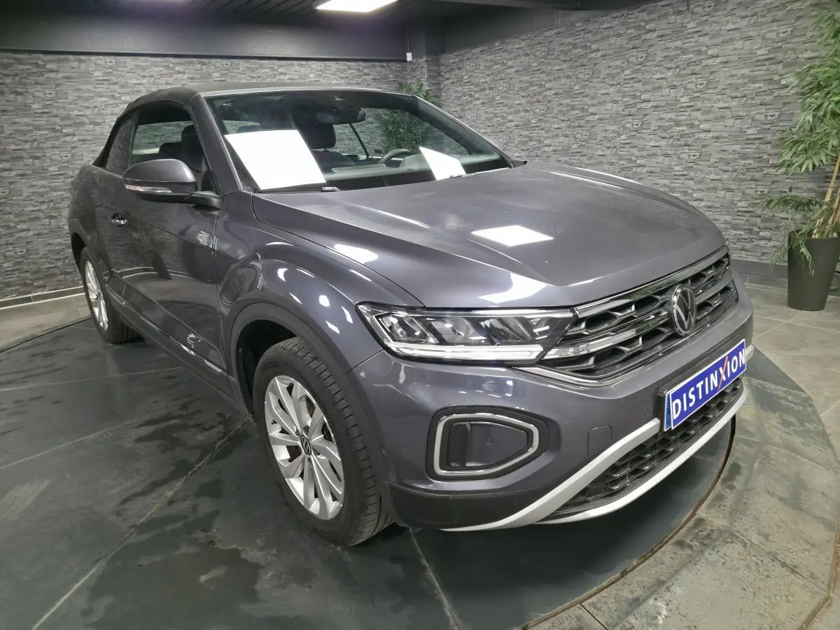 Volkswagen T-Roc gris métallisé vue 3/4 avant droit avec capote noire et jantes alliage Johannesburg