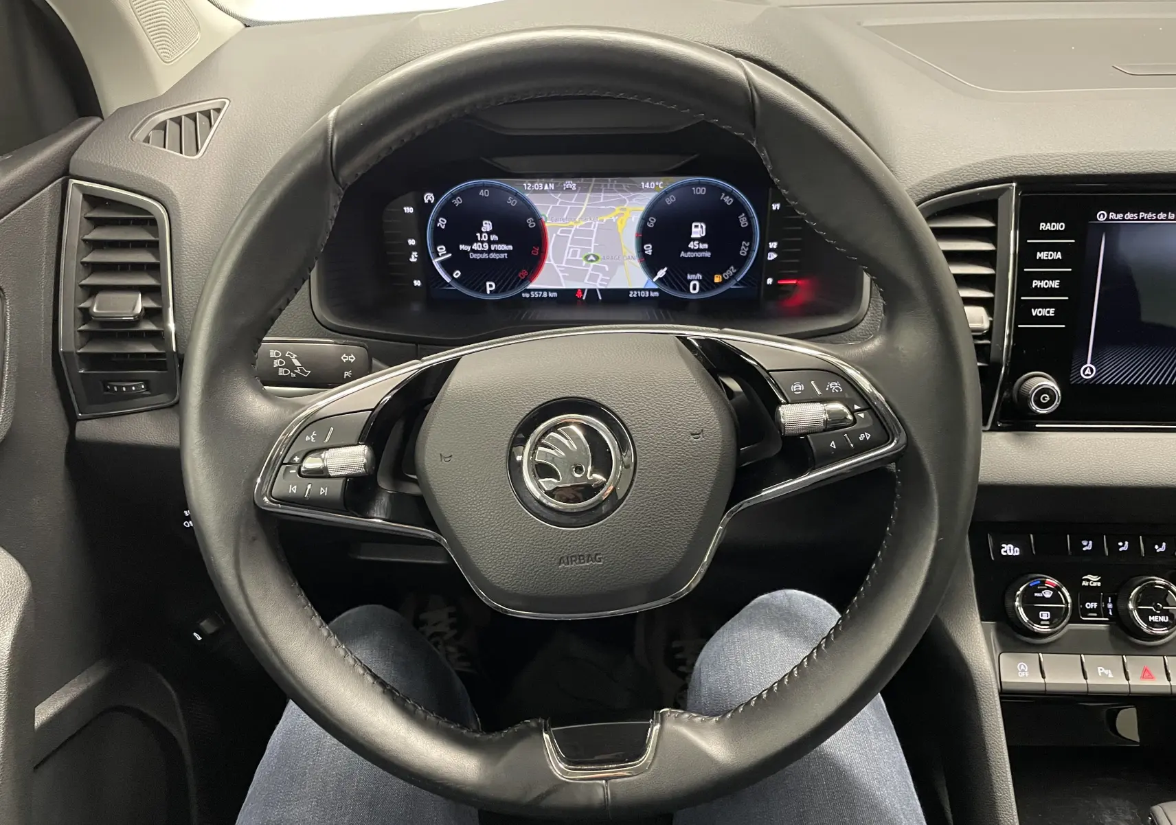 Vue intérieure centrée sur le volant et le tableau de bord numérique du Skoda Karoq 2023 finition Business.