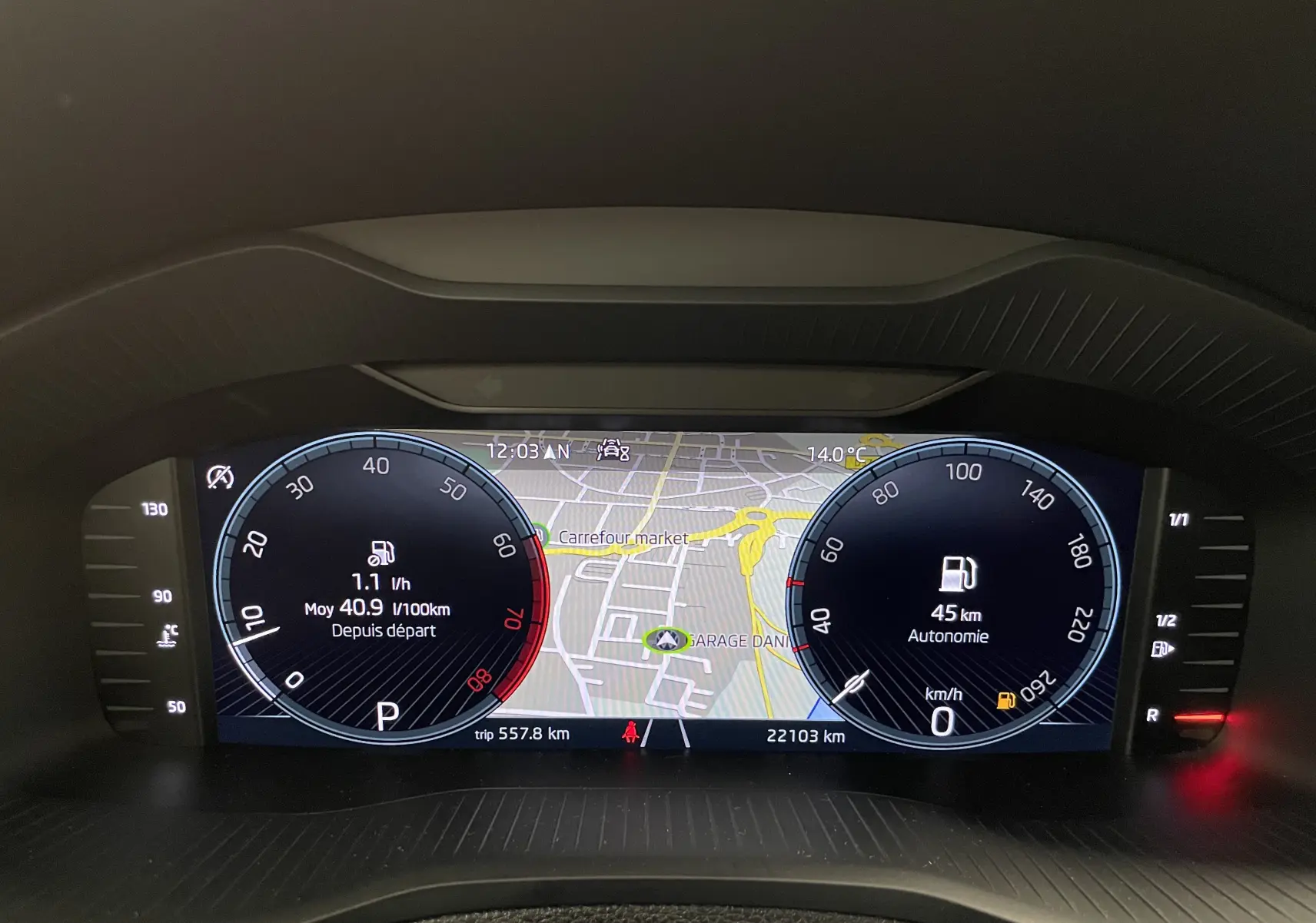 Tableau de bord numérique 10,25'' du Skoda Karoq 2023 affichant la carte et les compteurs de vitesse et carburant.