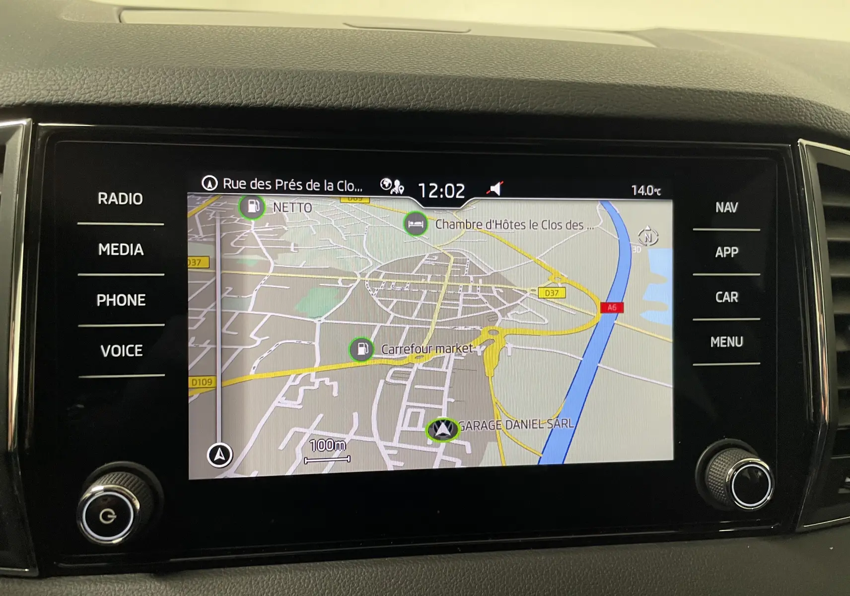 Écran tactile central du Skoda Karoq 2023 affichant la navigation avec carte et options multimédia visibles.