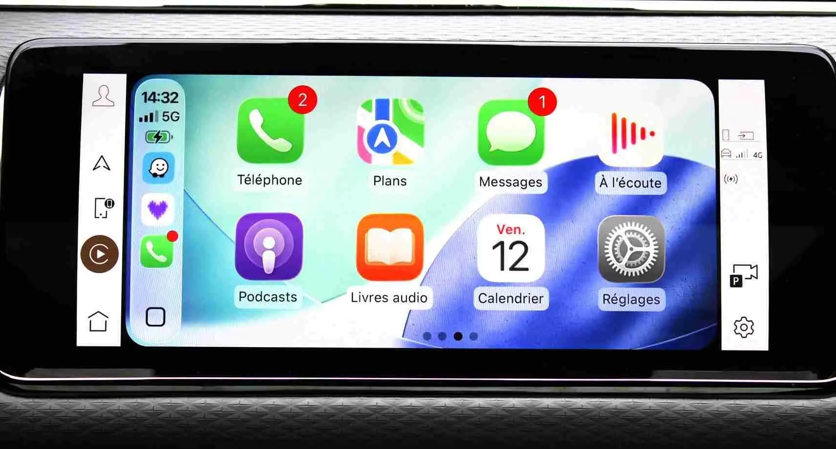 Vue de face du Range Rover Evoque 2023 gris métal, hybride rechargeable, avec signature lumineuse LED distinctive.