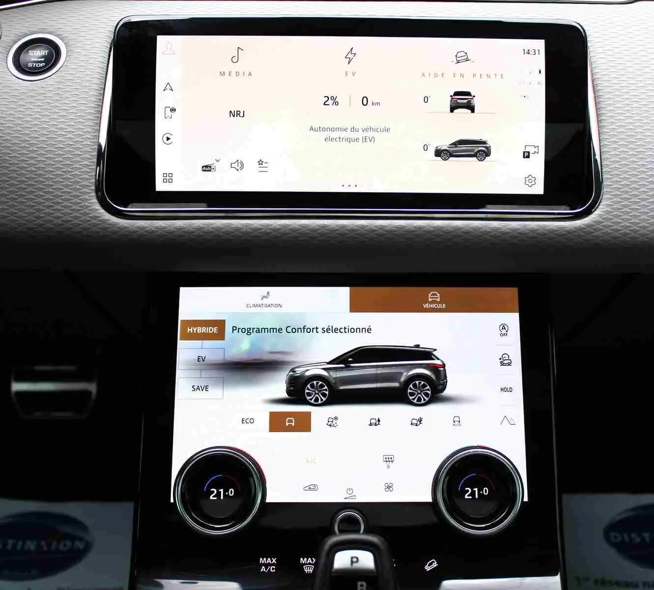 Vue intérieure du tableau de bord du Range Rover Evoque 2023, écran tactile affichant les réglages hybrides et la silhouette grise du véhicule.