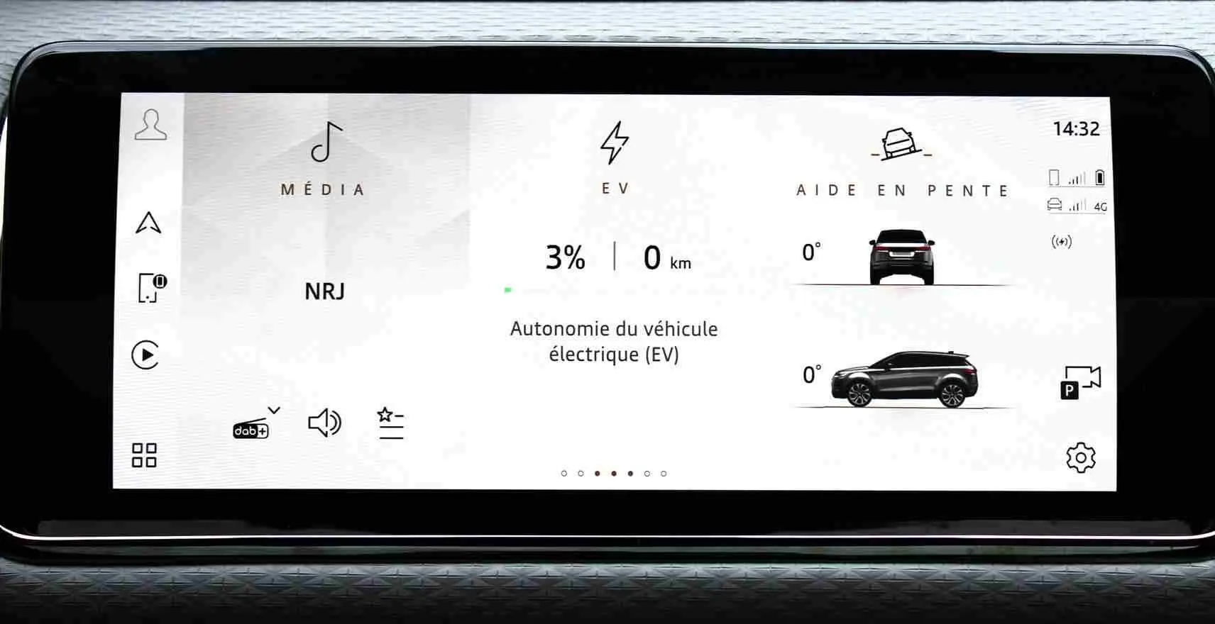 Écran tactile du tableau de bord du Range Rover Evoque 2023 gris métal, affichant l'autonomie électrique et l'aide en pente.