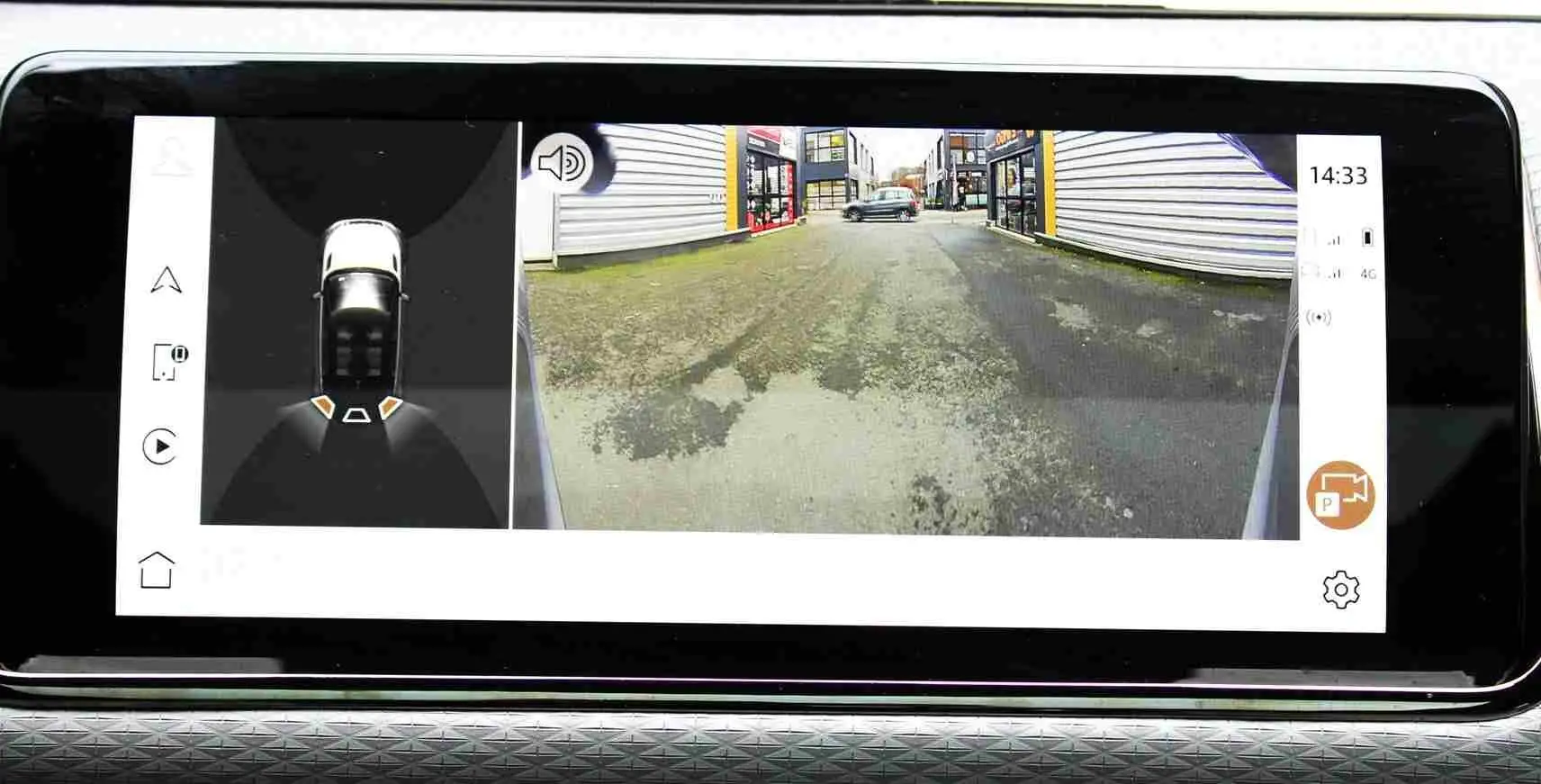 Vue écran intérieur du système de caméra 360° du Range Rover Evoque 2023 gris métal, affichant l'arrière et la top-view.