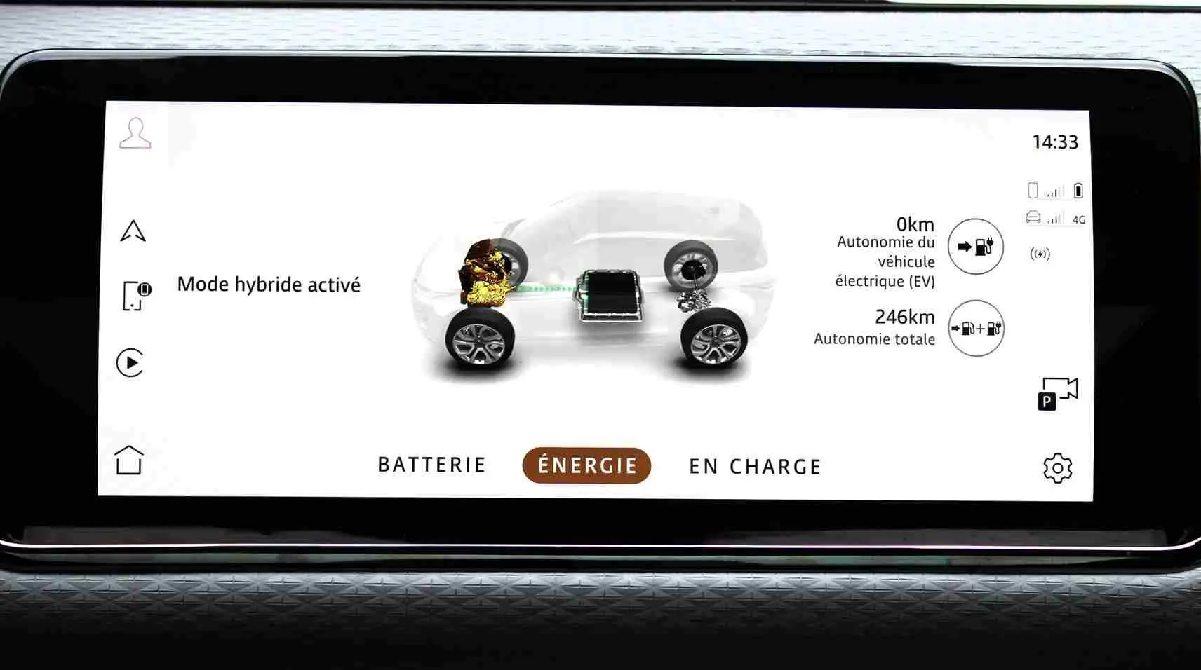 Écran central du Range Rover Evoque 2023 gris métal montrant le mode hybride activé et l'autonomie énergétique.