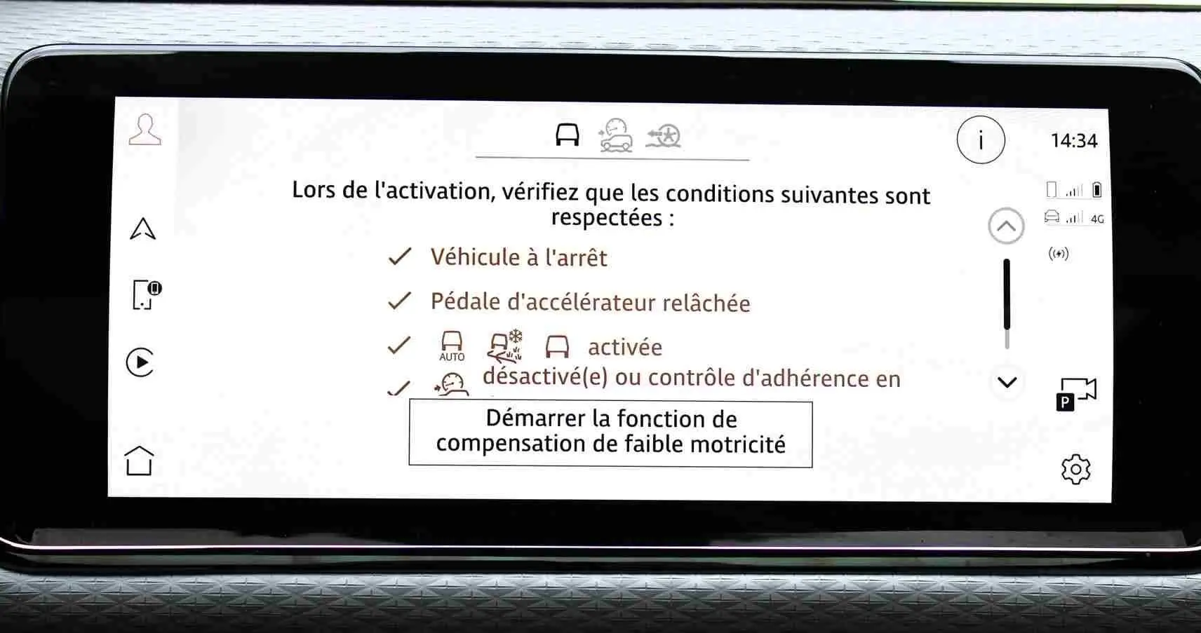 Écran tactile intérieur du Range Rover Evoque 2023 gris métal affichant les conditions d'activation d'une fonction d'aide à la motricité.