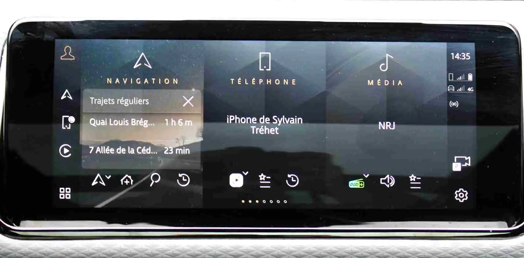 Écran tactile central du Range Rover Evoque 2023 gris métal, affichant navigation, téléphone et média.