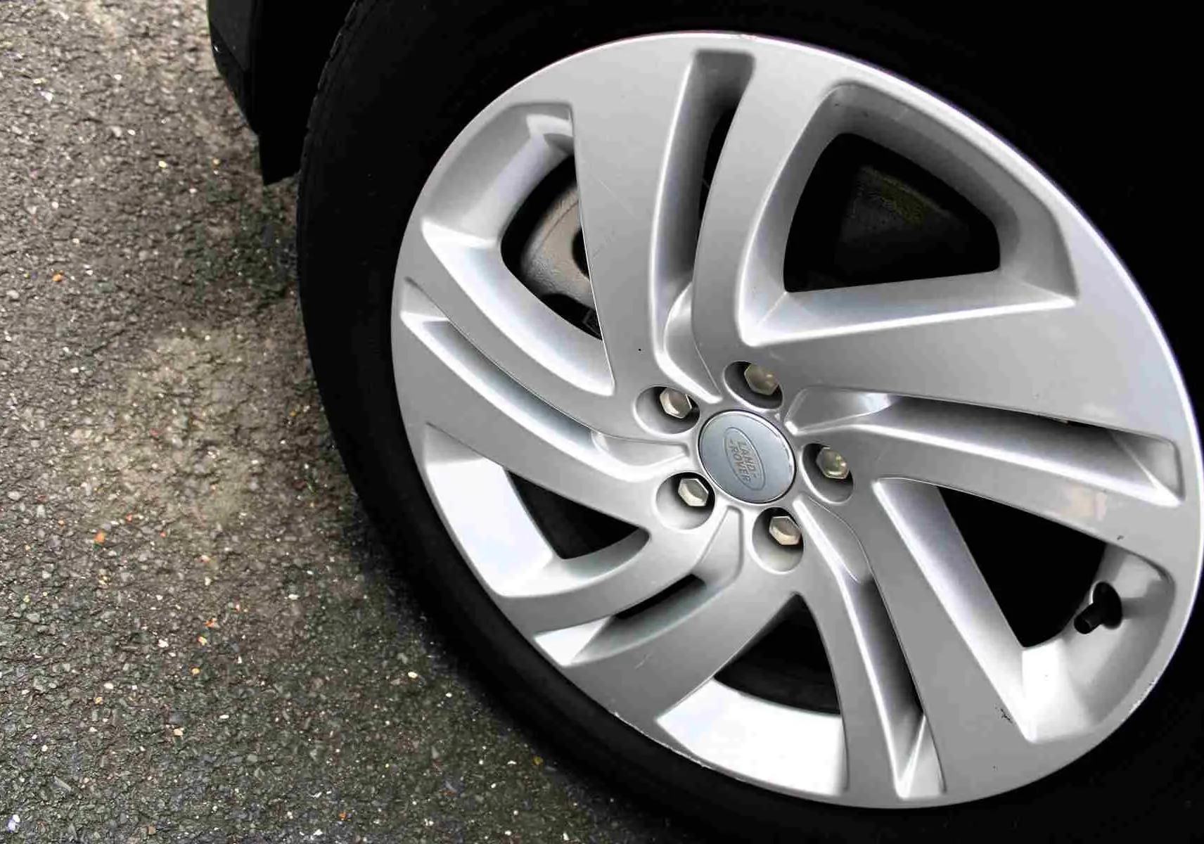 Gros plan sur la jante argentée du Range Rover Evoque 2023 gris métal, version hybride rechargeable.