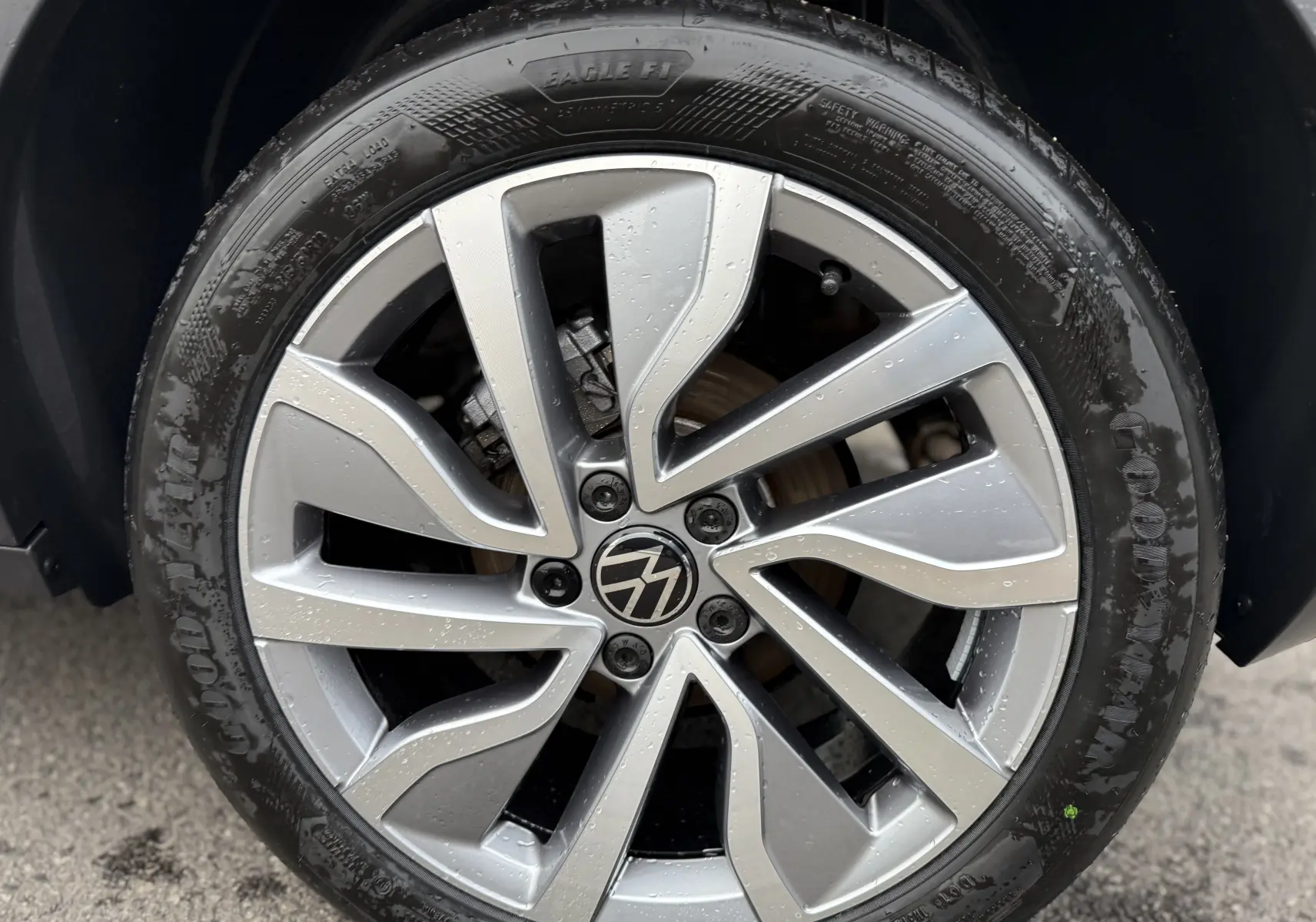 Gros plan sur la jante argentée en alliage du Volkswagen T-Roc 2.0 TDI 150ch Life Plus 2025 avec pneu Goodyear noir.