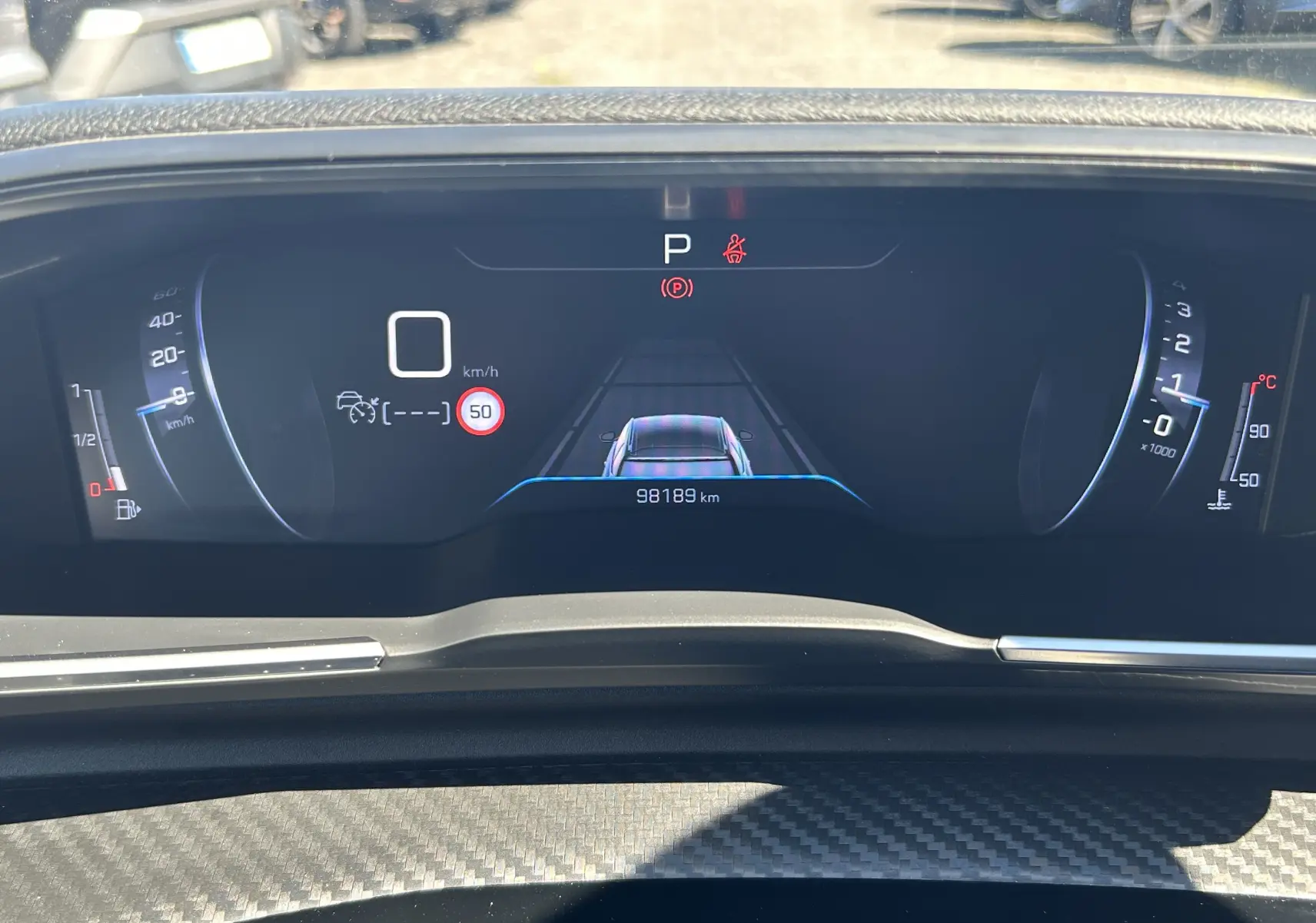Tableau de bord numérique de Peugeot 508 SW affichant la vitesse à 0 km/h et le kilométrage à 98189 km.