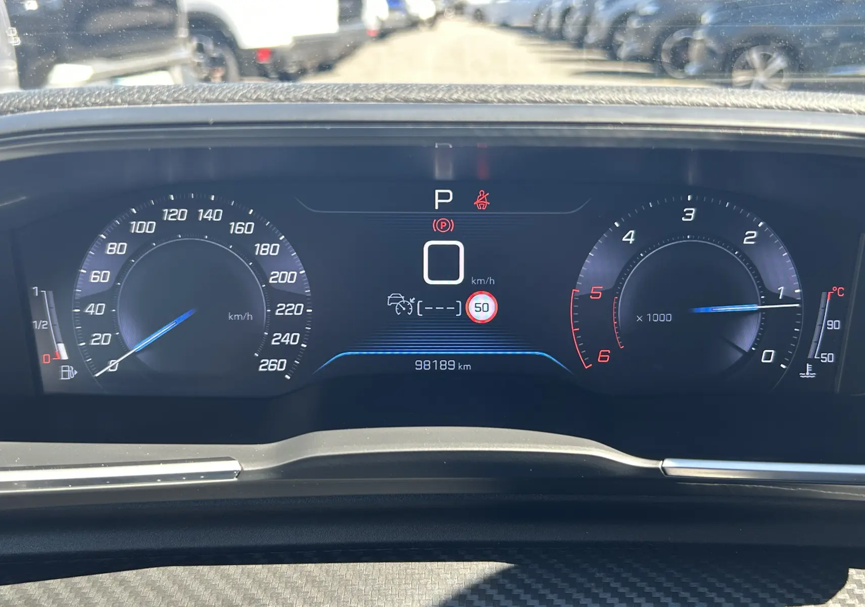 Vue du tableau de bord numérique de la Peugeot 508 SW gris Platinium, affichant vitesse, régime moteur et alertes.