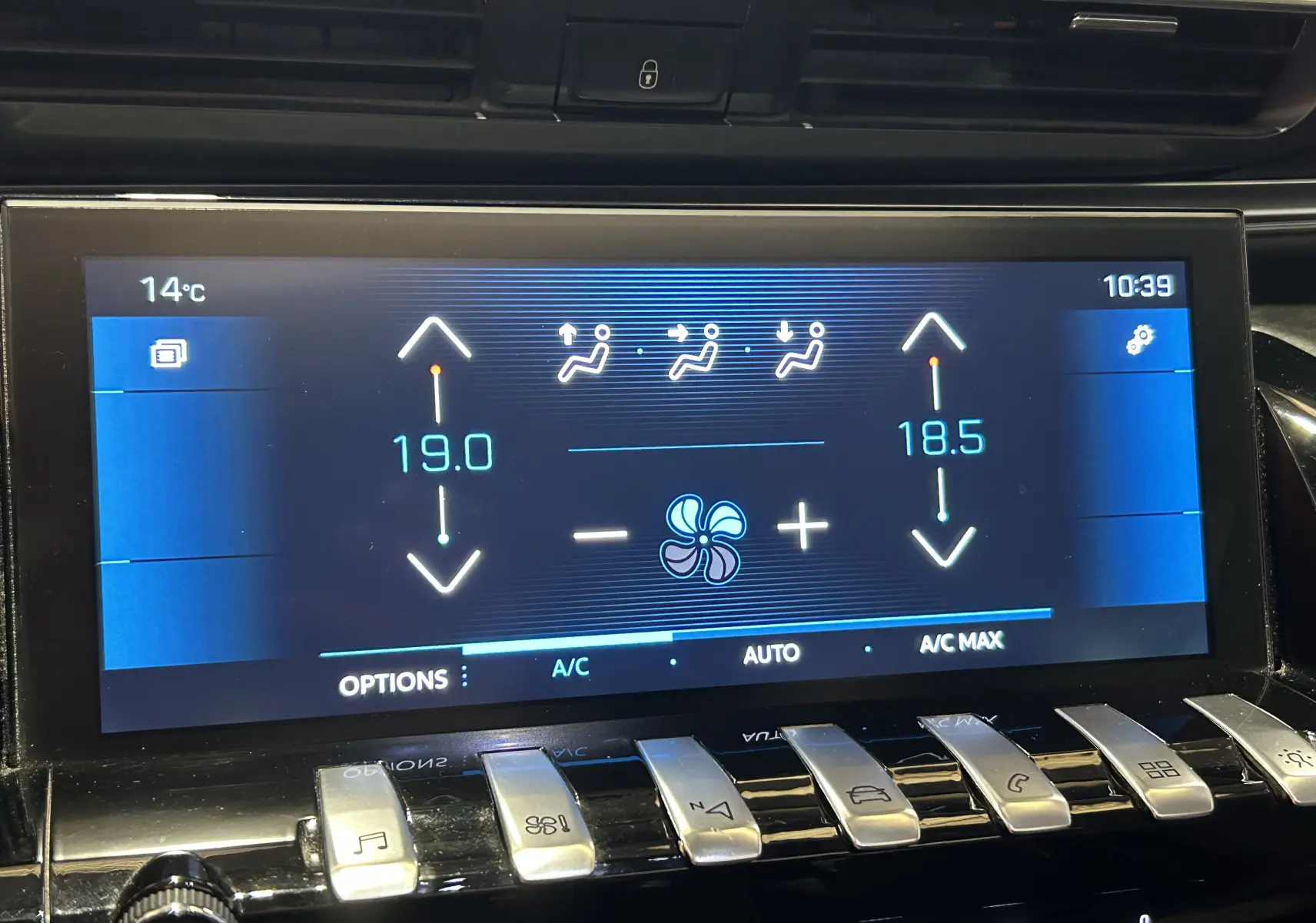 Écran tactile de la climatisation avec réglage bi-zone sur Peugeot 508 SW gris Platinium, vue intérieure frontale.