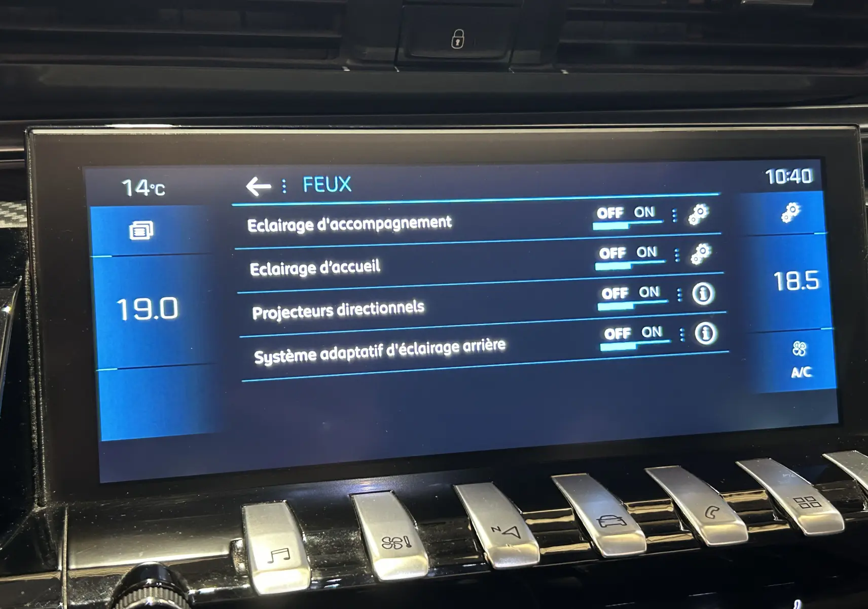 Écran tactile central de la Peugeot 508 SW affichant les réglages des feux, avec boutons de commande en bas.