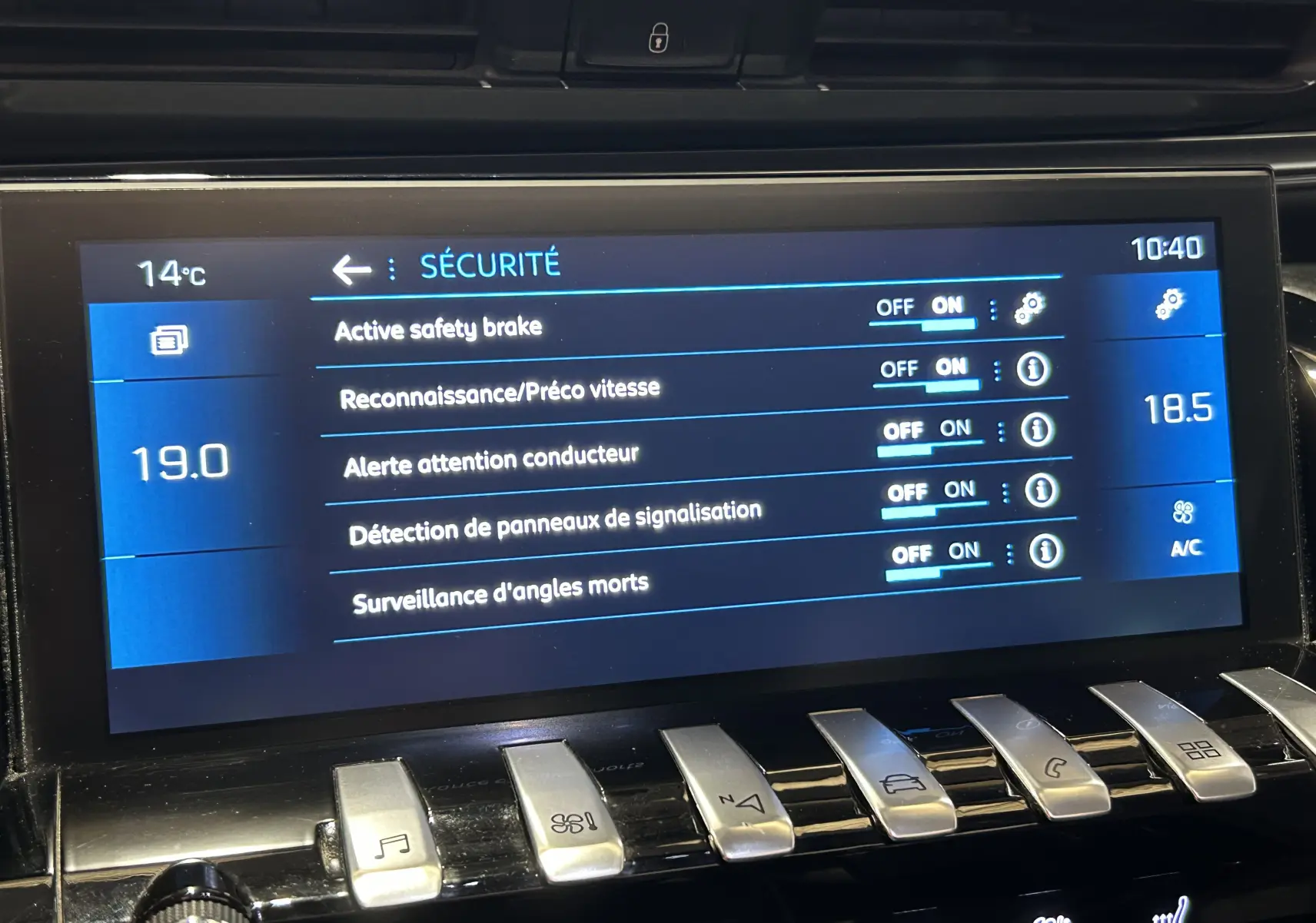 Écran tactile intérieur de la Peugeot 508 SW gris Platinium affichant les réglages de sécurité activés.