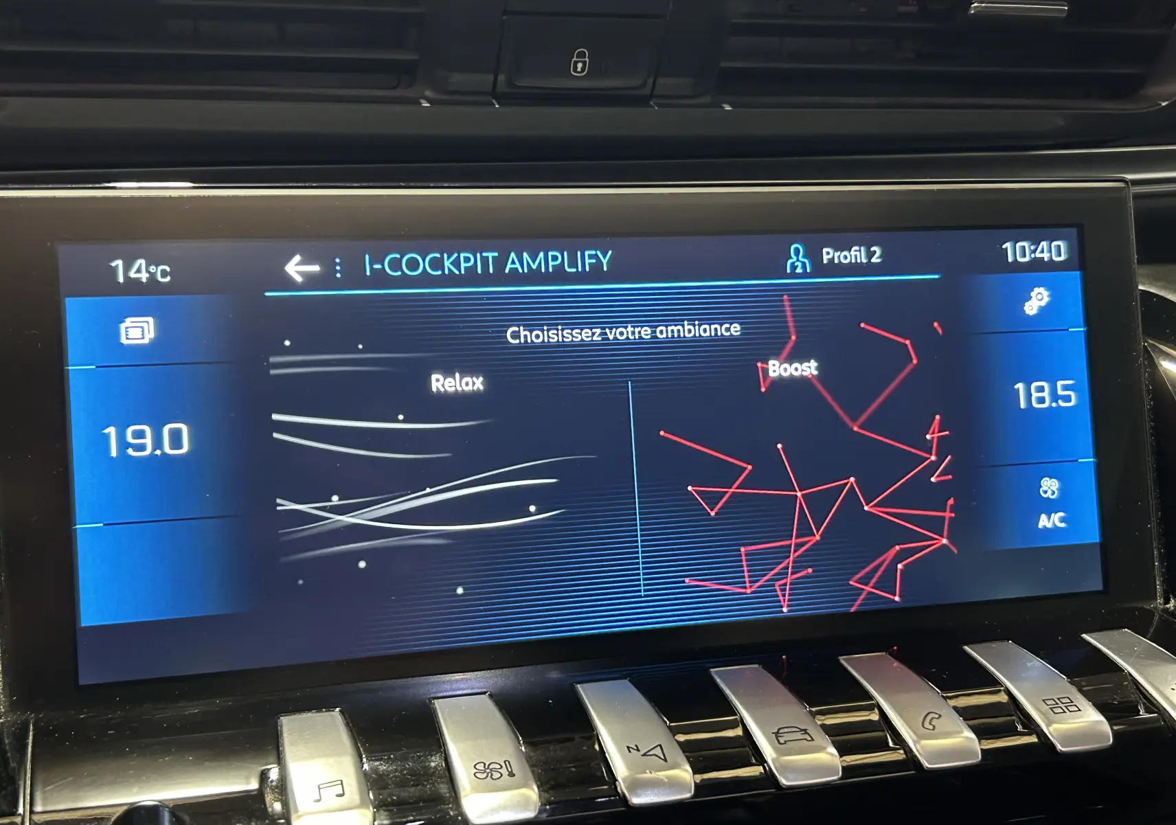 Écran tactile central de la Peugeot 508 SW gris Platinium, affichant le réglage d’ambiance entre Relax et Boost.