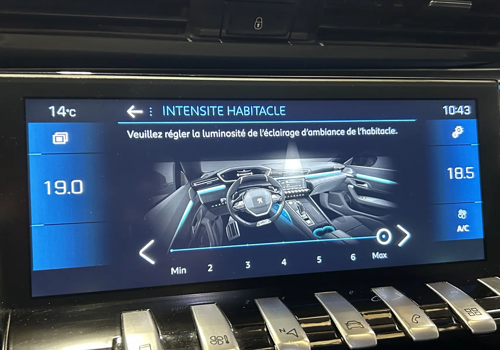 Écran tactile du tableau de bord du Peugeot 508 SW montrant le réglage de l’éclairage d’ambiance intérieure.