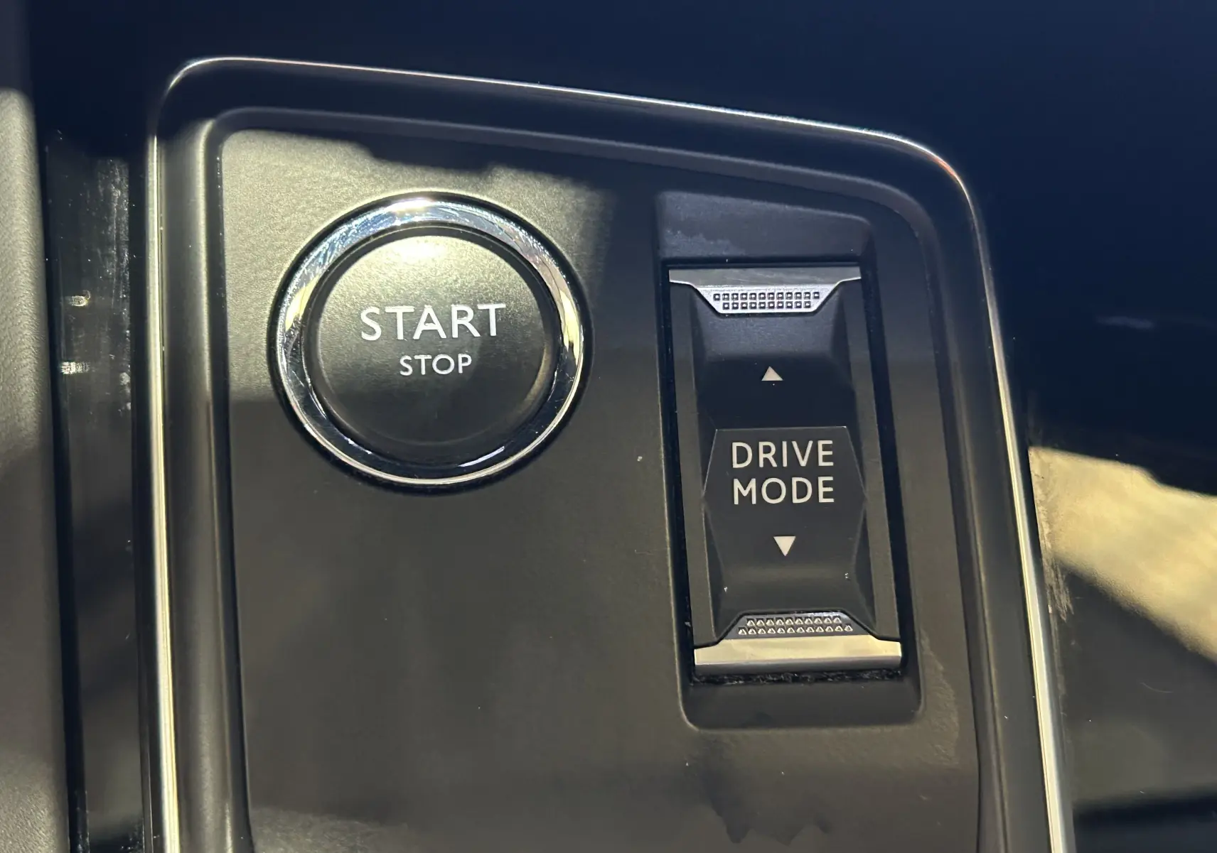 Gros plan sur les boutons Start/Stop et Drive Mode de la console centrale d'une Peugeot 508 SW gris Platinium.
