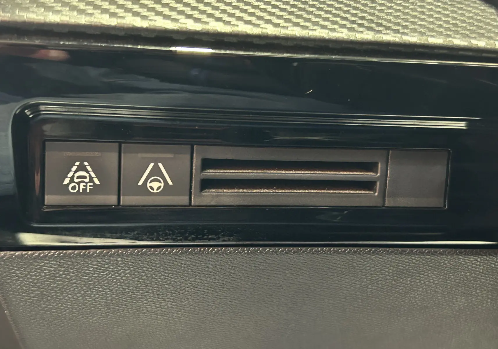 Gros plan sur les boutons de l’aide à la conduite dans l’habitacle d’une Peugeot 508 SW gris Platinium.