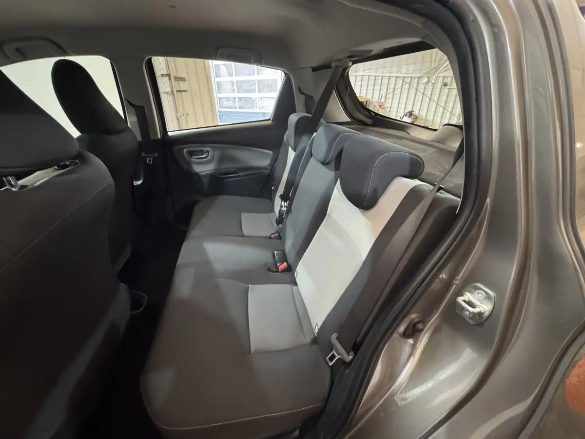 Vue intérieure côté droit sur la banquette arrière bi-ton gris clair et foncé de la Toyota Yaris 1.5 VVT-I Hybrid 2019.