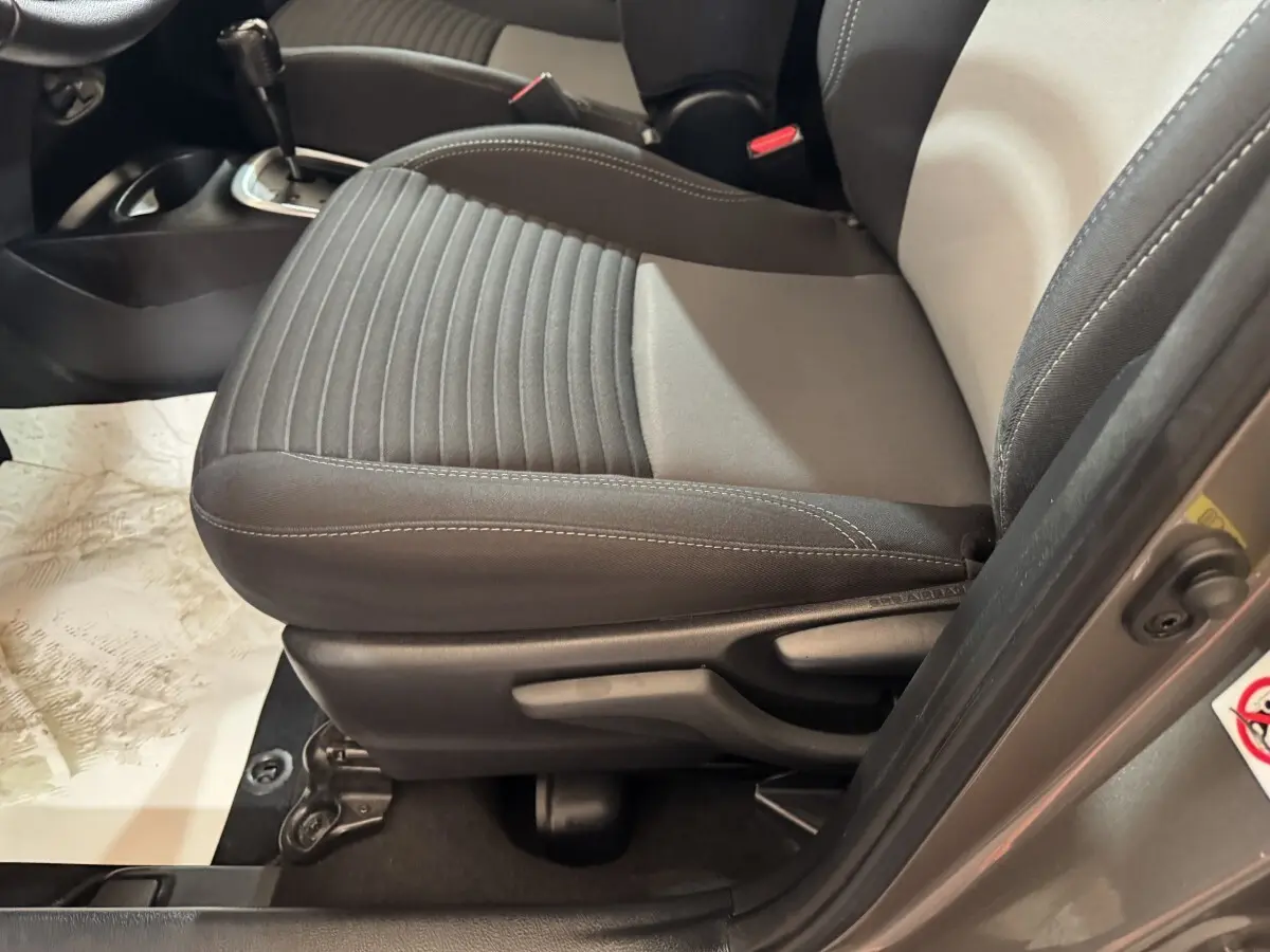 Vue rapprochée du siège avant droit gris foncé de la Toyota Yaris 1.5 VVT-I Hybrid 2019 avec levier de boîte auto visible.