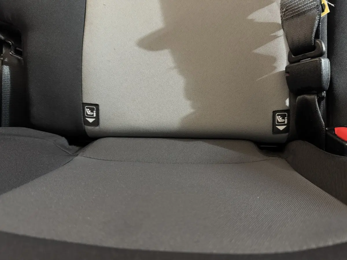 Gros plan sur la banquette arrière grise de la Toyota Yaris 1.5 VVT-I Hybrid 2019 avec ceintures et fixation Isofix visibles.