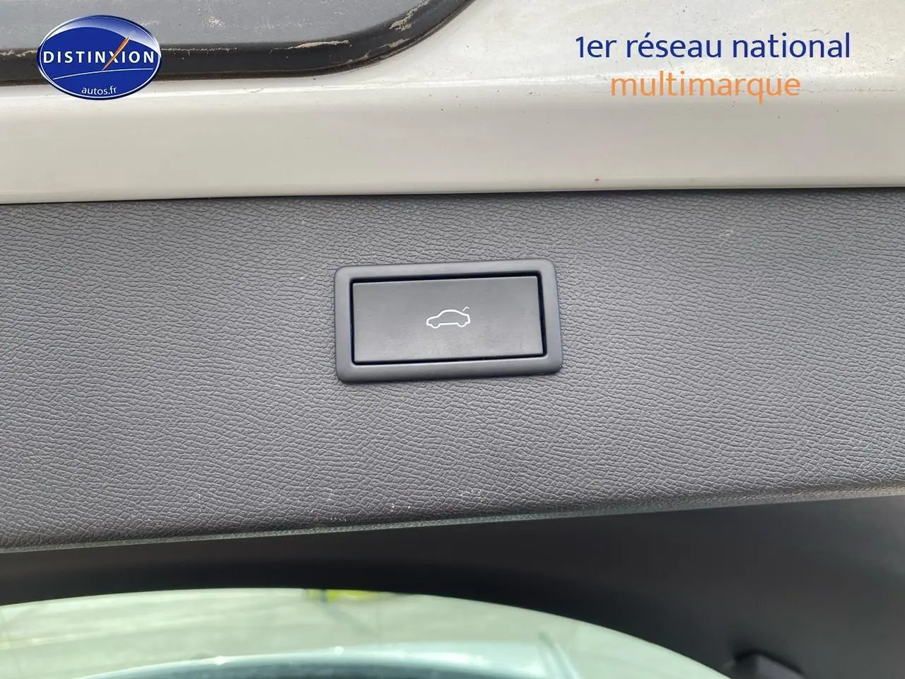 Bouton d'ouverture électrique du hayon sur la garniture intérieure d'un CUPRA Formentor blanc 2023.