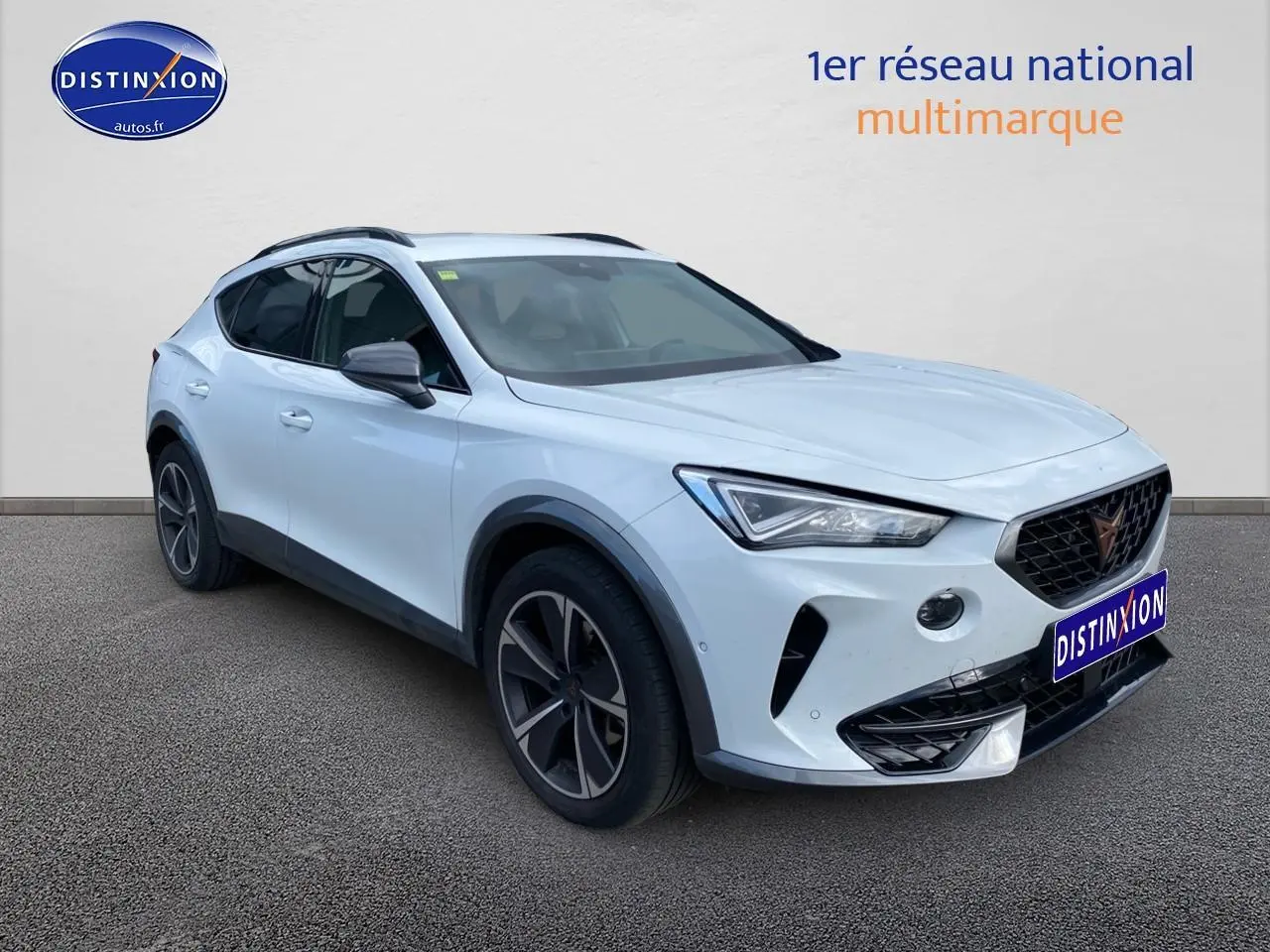 Vue 3/4 avant droite du CUPRA Formentor blanc 2023 avec jantes alu et calandre noire distinctive.