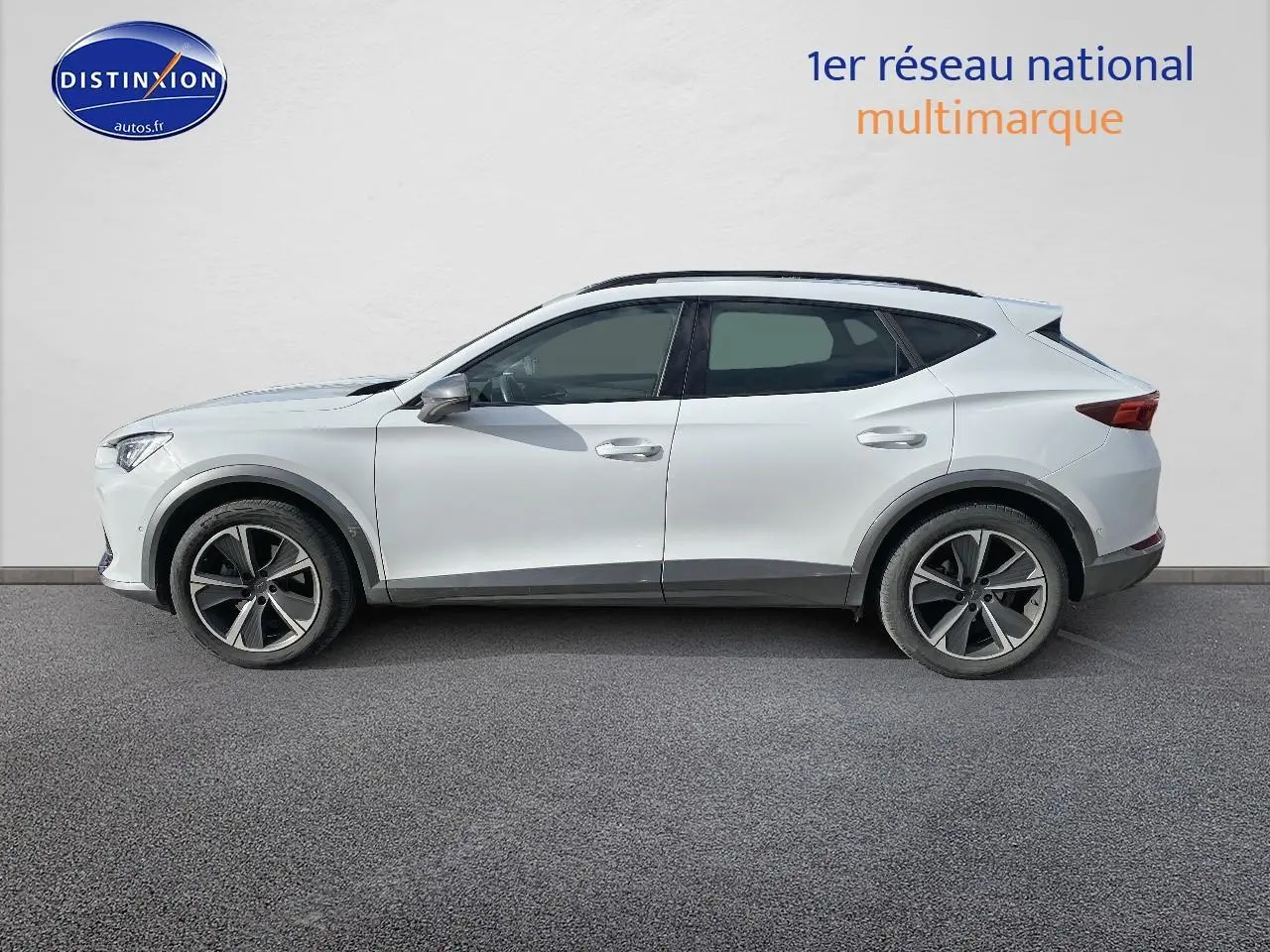 Profil droit du SUV blanc CUPRA Formentor 2023 avec jantes alliage et lignes dynamiques marquées.