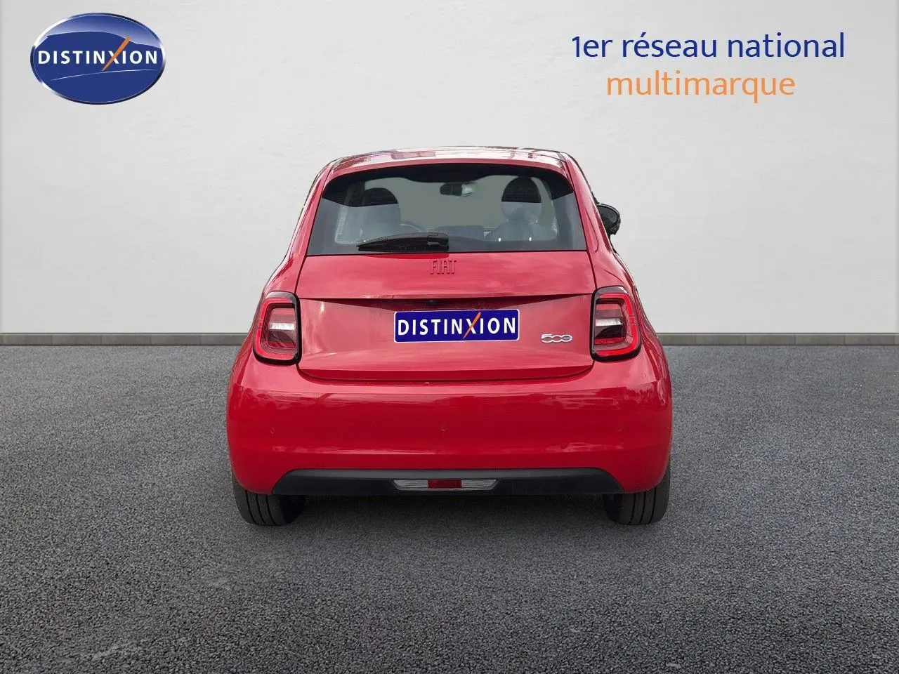 Vue arrière d'une FIAT 500e rouge électrique 2024, avec feux arrière distinctifs et logo 500 visible.