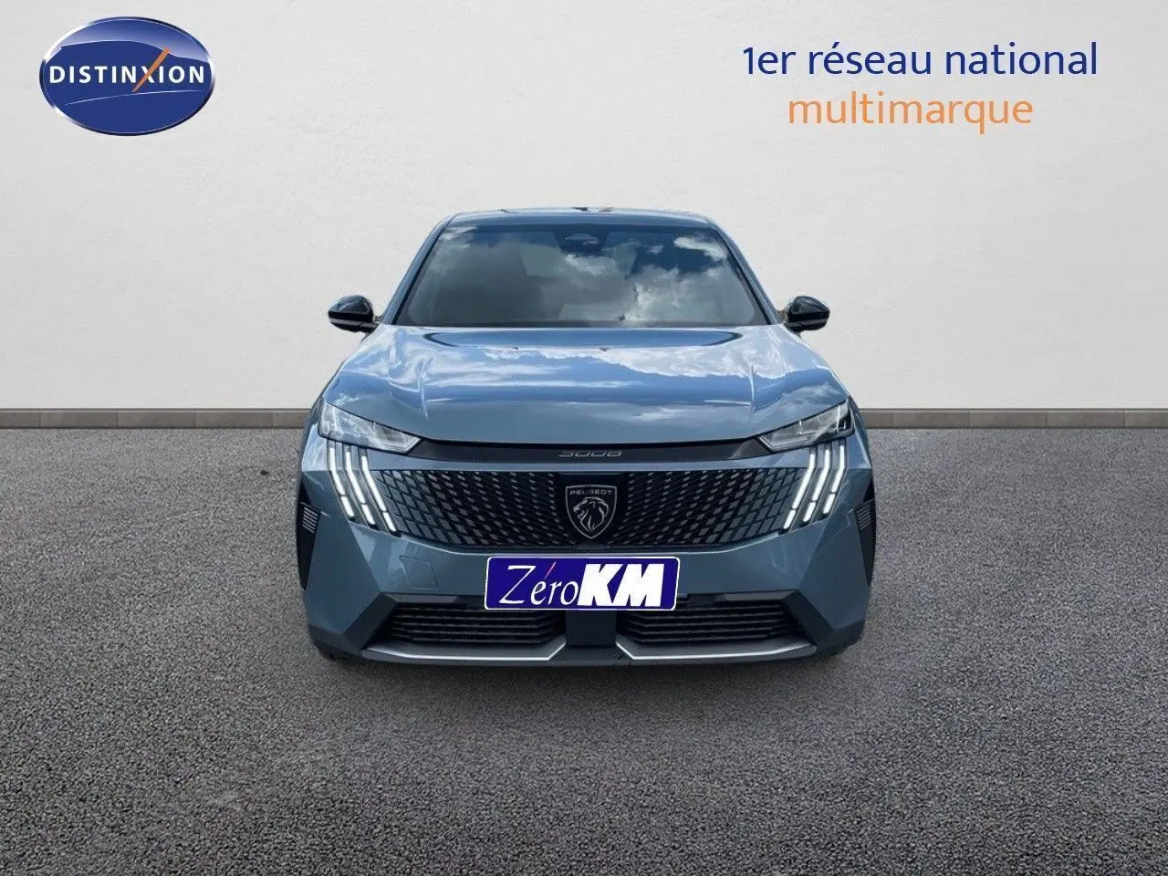 Vue de face d'un Peugeot 3008 Hybrid bleu Ingaro Metal avec calandre noire et feux LED en griffes distinctifs.