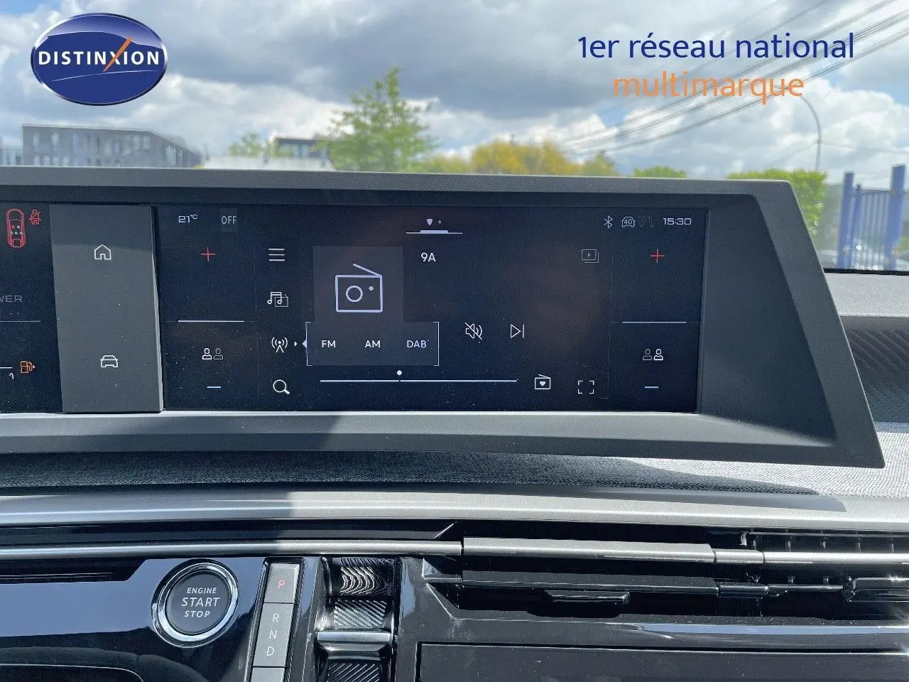Tableau de bord moderne du Peugeot 3008 Hybrid 2025 avec écran tactile et bouton start/stop en vue frontale.