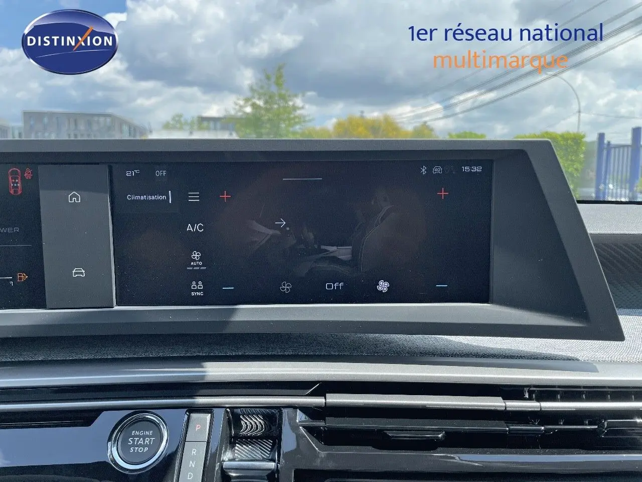 Vue rapprochée du tableau de bord du Peugeot 3008 Hybrid 2025 avec écran tactile et bouton start/stop.