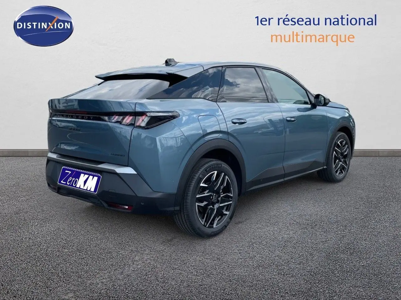 Peugeot 3008 Hybrid 136ch bleu Ingaro métal en 3/4 arrière droit, avec jantes noires et toit noir contrasté.