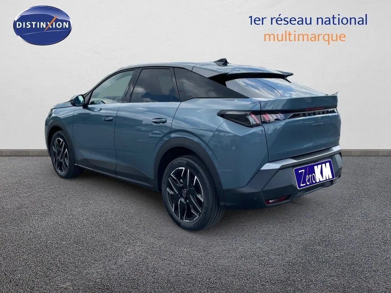 Vue 3/4 arrière d'un Peugeot 3008 Hybrid bleu Ingara Metal avec jantes noires et toit noir contrasté.
