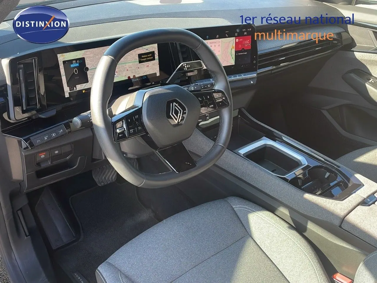 Intérieur du Renault Austral 2023 montrant le tableau de bord et le volant avec écran tactile panoramique.