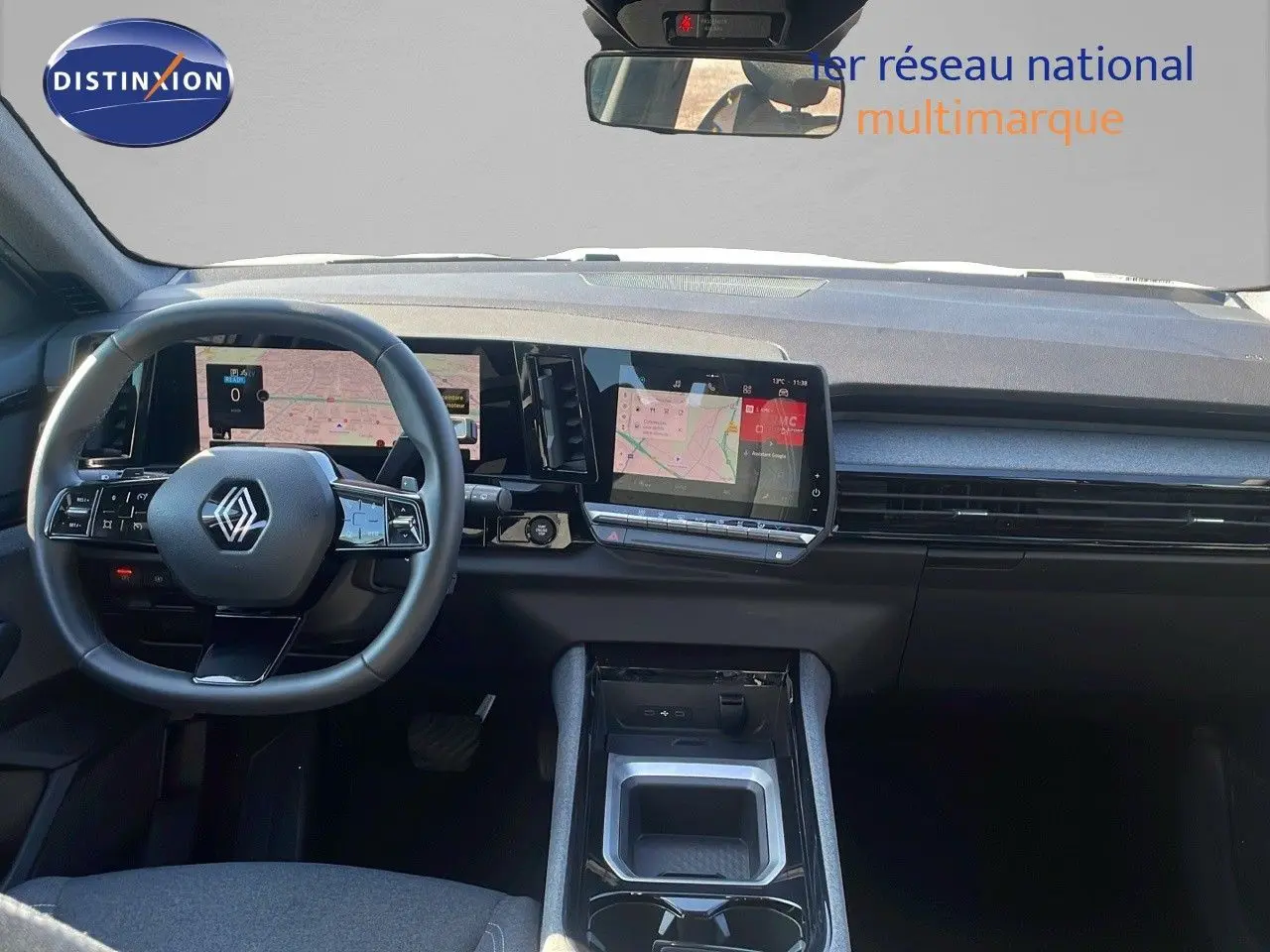 Intérieur noir du Renault Austral 2023 vu de face, tableau de bord avec double écran tactile et volant multifonction.