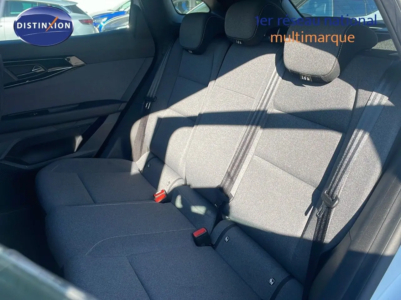 Banquette arrière en tissu gris clair du Renault Austral 2023, vue latérale droite avec ceintures de sécurité visibles.